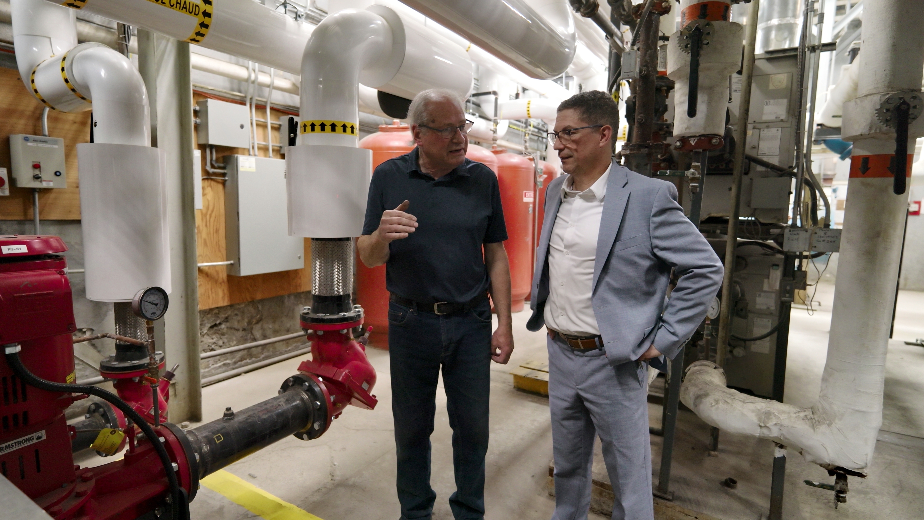 Clients dans la salle électrique